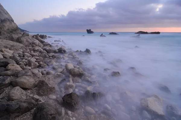 Pietre in acqua lattiginosa — Foto Stock