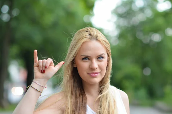 Blauäugige blonde Mädchen nennen mich Gestik — Stockfoto