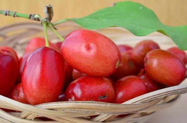 Organiczne czerwone wiśnie Sardy w koszu, zbliżenie — Zdjęcie stockowe