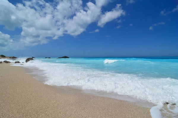 Idilic playa peble jónico con agua turquesa — Foto de Stock