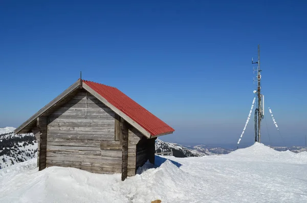 Klein houten huisje en antenne op de top van de berg — Stockfoto