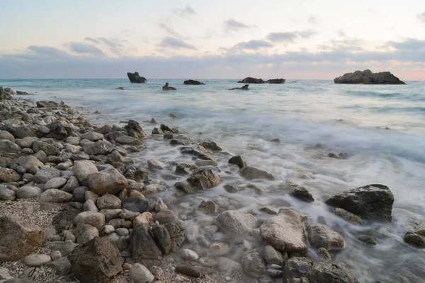 Crepuscolo sulla famosa spiaggia di Kathisma, esposizione molto lunga — Foto Stock