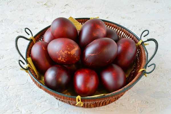 Veel Paaseieren Van Nature Beschilderd Door Uienschalen Een Rieten Mandje — Stockfoto