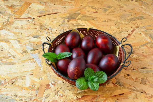 Mycket Påskägg Naturligt Målade Lökskal Korg Med Några Gröna Växter — Stockfoto