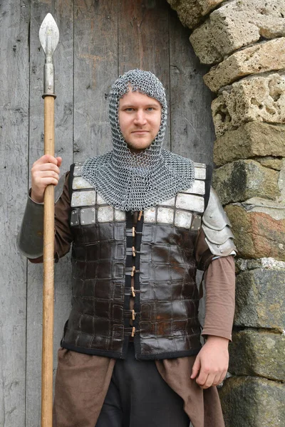 Reconstrucción Escena Medieval Joven Caballero Con Lanza Armadura Guardia Frente —  Fotos de Stock