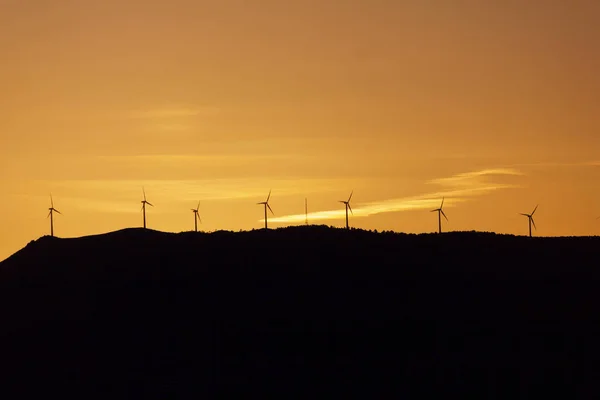 Rüzgar türbinleri silhouettes
