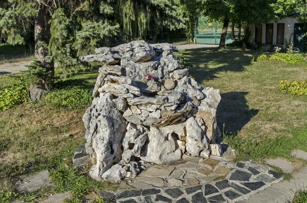 Uitzicht op de tuin met rock spring Waterfontein — Stockfoto