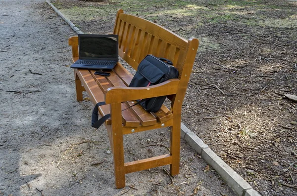 Buka komputer laptop, tas dan telepon di bangku kayu — Stok Foto