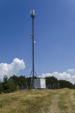 Telekomünikasyon kule önceden yaz antenle