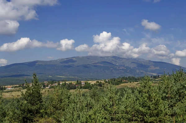 Vista panorâmica do verão adiantado com aldeias Plana na montanha Plana — Fotografia de Stock