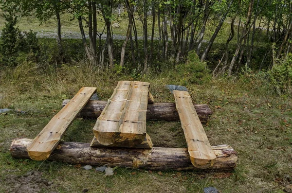 Piknikový stůl a lavici na mýtině v podzimním lese na slunečný den, pohoří Vitoša — Stock fotografie