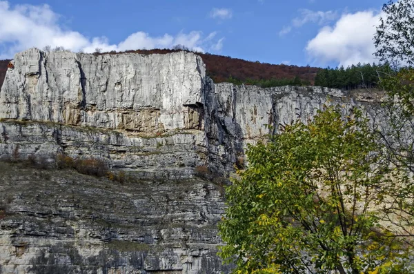 Lakatnik 岩、イスクル川隘路、ソフィア州の赤い木製の登山家 — ストック写真