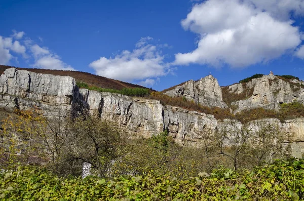 Trois hauts sommets de rochers de Lakatnik avec, et maison d'escalade en bois rouge, la souillure de la rivière Iskar, province de Sofia — Photo