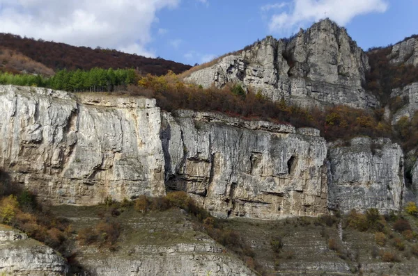 Un haut sommet des rochers de Lakatnik avec croix, souillure de la rivière Iskar, province de Sofia — Photo