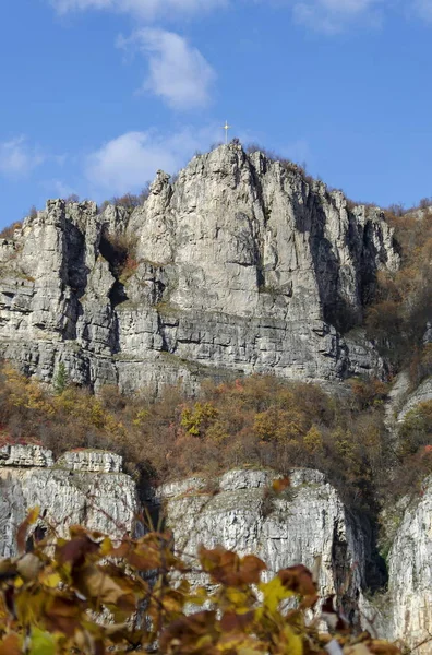 Un haut sommet des rochers de Lakatnik avec croix, souillure de la rivière Iskar, province de Sofia — Photo