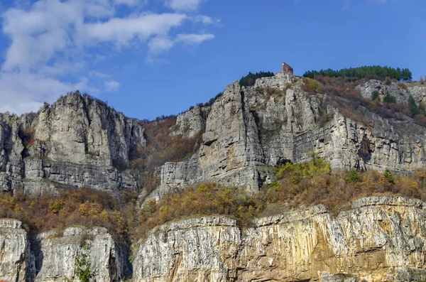 Deux hauts sommets de rochers de Lakatnik avec monument et croix, souillure de la rivière Iskar, province de Sofia — Photo