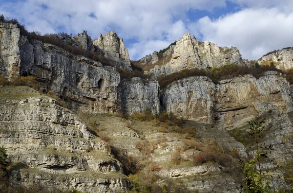 Deux hauts sommets de rochers de Lakatnik avec monument et croix, souillure de la rivière Iskar, province de Sofia — Photo