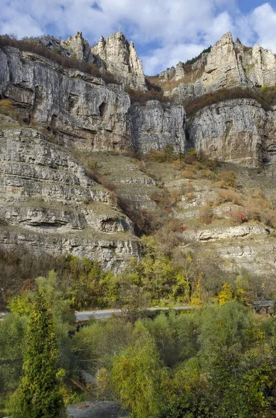 Lakatnik 岩石与纪念碑和跨两个高山的山顶，Iskar 河玷污，索非亚省 — 图库照片