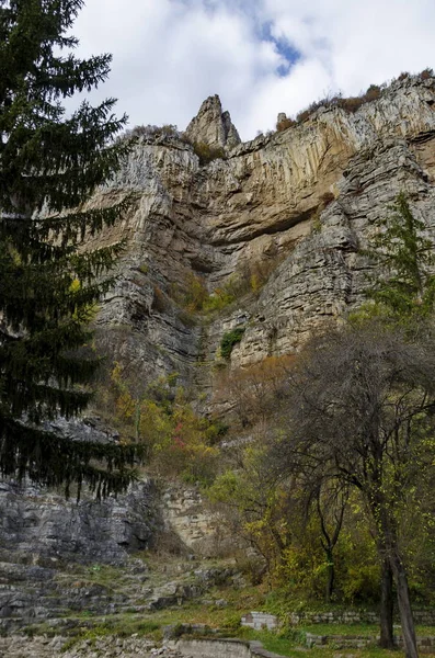 Δρόμου κοντά από μεγαλοπρεπή Lakatnik βράχια σε πλήρες ύψος, defile ποταμού Iskar — Φωτογραφία Αρχείου
