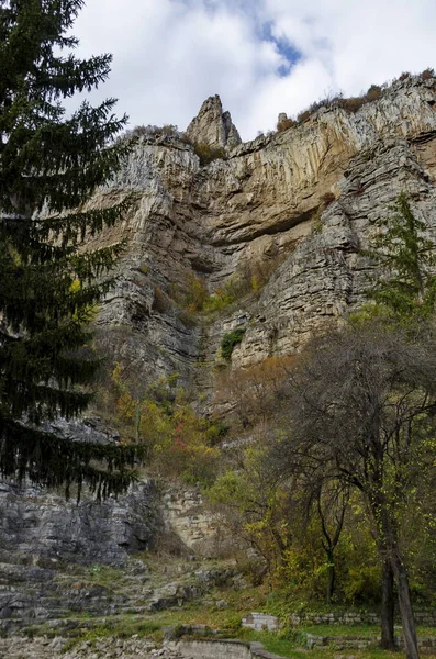 Straße in der Nähe von herrlichen lakatnik Felsen in voller Höhe, iskar Fluss Defile — Stockfoto