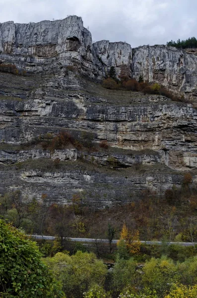 Camino cerca de magníficas rocas Lakatnik en altura completa — Foto de Stock