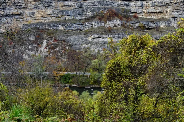 Vue vers une partie de la rivière Iskar et la souillure Iskar, Lakatnik — Photo