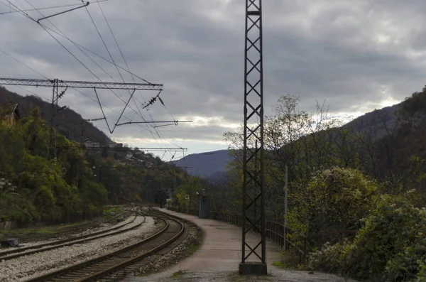 Uitzicht richting de kruising bij Palisades, Iskar defile, Lakatnik — Stockfoto