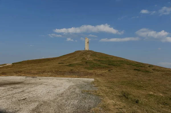 Berglandschap met monument voor de gevallenen van de oorlog centrale Balkan berg — Stockfoto