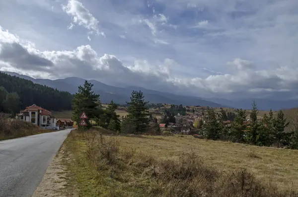 Жилой район болгарских домов в красивой деревне — стоковое фото