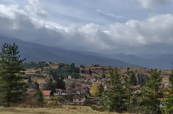 Barrio residencial de casas bulgaras en el hermoso pueblo —  Fotos de Stock