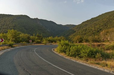 Dağ yolu ve yol işaret Merkezi Balkan dağ, Beklemeto veya Truva geçişi, Stara Planiana