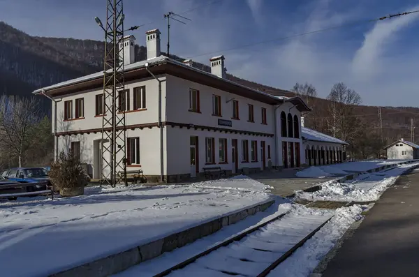 Renovando estação velha de estrada de ferro e vista na entrada, Koprivshtitsa — Fotografia de Stock