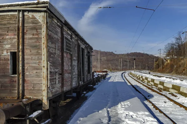 Bahnhof und Außenseite des Güterwagens ein altes Jahrhundert Zug, koprivshtitsa — Stockfoto