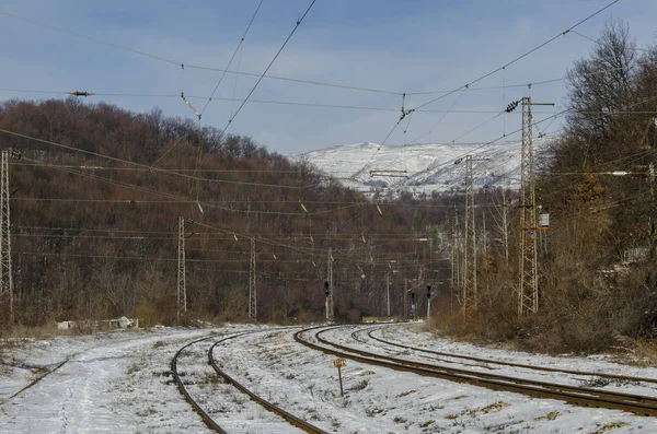 Gamla smaill station för järnvägen och Visa i perspektiv, staden Koprivshtitsa — Stockfoto