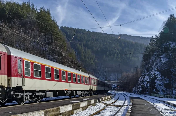 Snelle trein passeren van het treinstation, Koprivshtitsa — Stockfoto