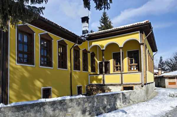 Antiguo edificio de la escuela en la pequeña ciudad de montaña Koprivshtitsa —  Fotos de Stock