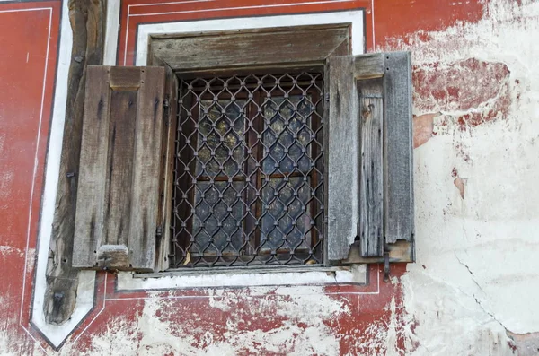 Autentické dřevěné starožitné ulice okno s železné mříže, město Koprivštica — Stock fotografie
