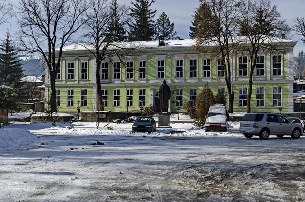 Edificio de la vieja escuela en la pequeña ciudad de montaña Koprivshtitsa — Foto de Stock