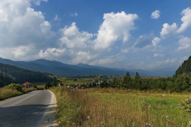Dağın tepesinde, vadi ve Rila Dağı, Bulgar köyü yerleşim bölgesi ile bir manzara