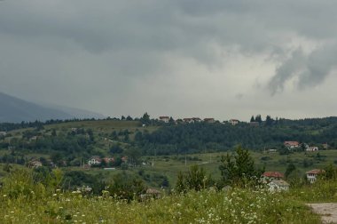 Dağ glade, orman ve Bulgar köyü Plana, Plana dağ yerleşim bölgesi ile bir manzara
