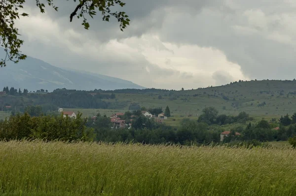 Hegyi tisztás, az erdő és a bolgár falu Plana, hegyi Plana lakónegyedben jelenet — Stock Fotó