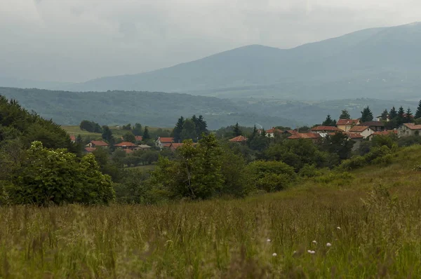 Escena con claro de montaña, bosque y barrio residencial del pueblo bulgaro Plana, montaña Plana —  Fotos de Stock