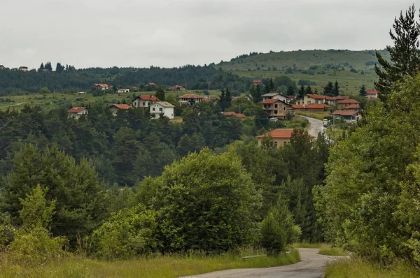 Hegyi tisztás, az erdő és a bolgár falu Plana, hegyi Plana lakónegyedben jelenet — Stock Fotó