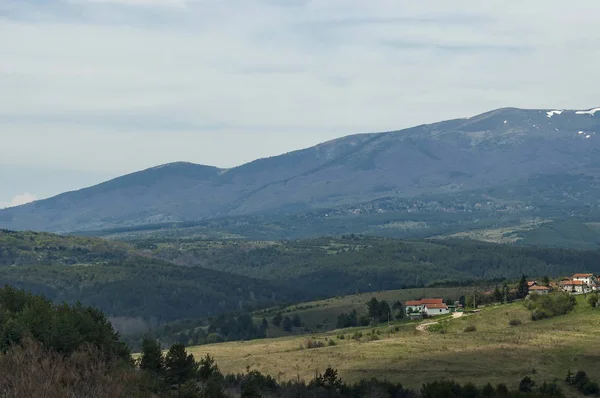 Cena com clareira de montanha, floresta e bairro residencial da aldeia búlgara Plana, montanha de Plana — Fotografia de Stock