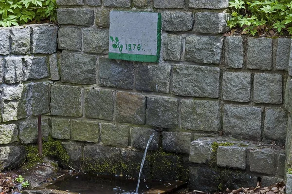 Goteo de agua dulce de la antigua fuente en la montaña Plana — Foto de Stock