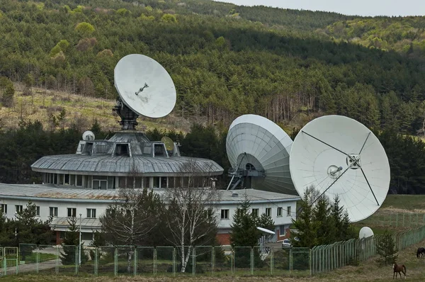 Uziemienia stacji satelitarnych lub geodezji Obserwatorium Plana, góry Plana — Zdjęcie stockowe