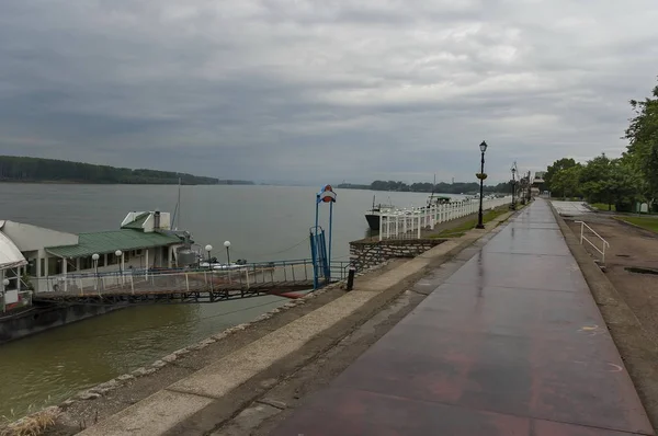 Pontoon restaurant in the river Danube along Vidin port, Bulgaria — Stock Photo, Image