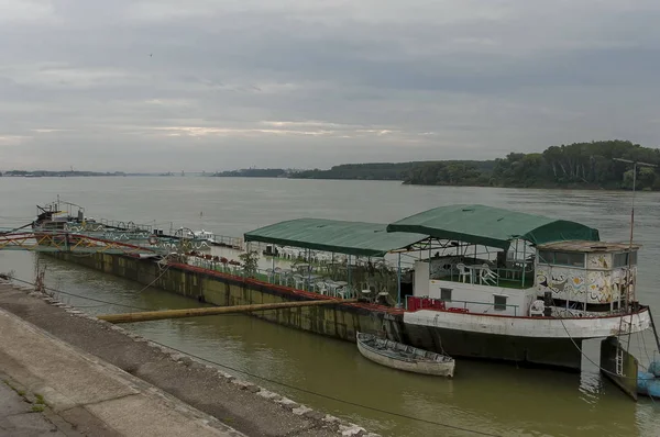 Pontoon restaurant in the river Danube along Vidin port, Bulgaria — Stock Photo, Image
