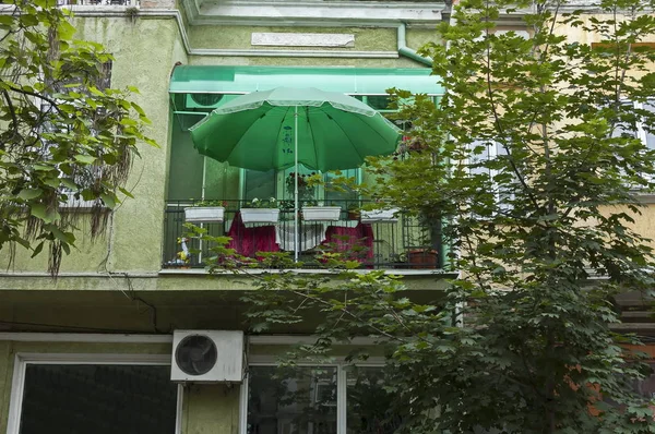 Fragmento de olhar de casa romântico de rua no distrito residencial, cidade de Vidin, Bulgária — Fotografia de Stock