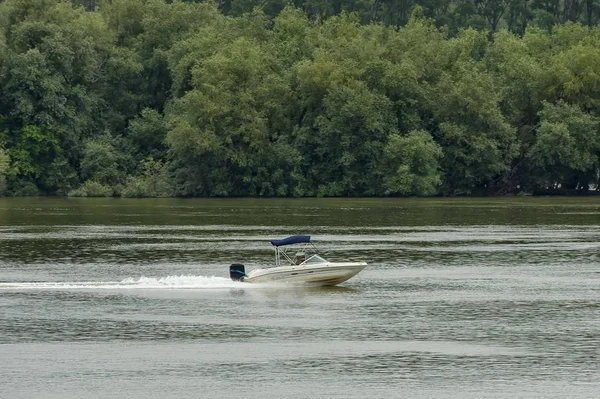 ブルガリアのヴィディン ポートに沿ってドナウ川のモーター ボートを渡す — ストック写真